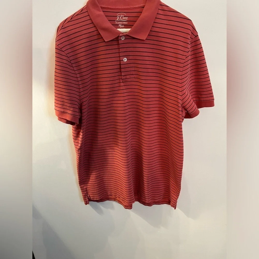 J CREW CORAL AND NAVY BLUE MEN’S CLASSIC POLO SHIRT “KNIT GOODS”